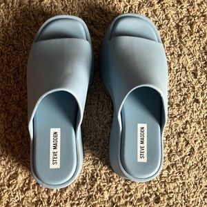Twilight blue like new Steve Madden Clogs